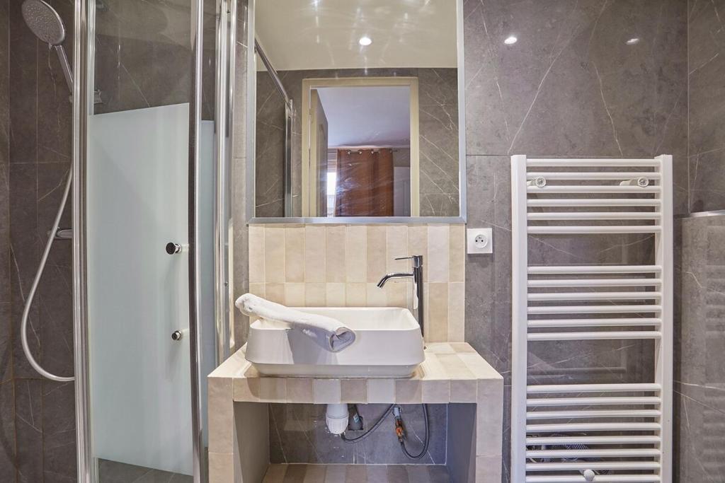 Apartment Center of Paris by Studio prestige - 4