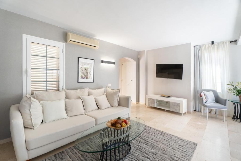 La Caleta Luxury Seaside Villa with 3 Bedrooms and Private Pool - 5