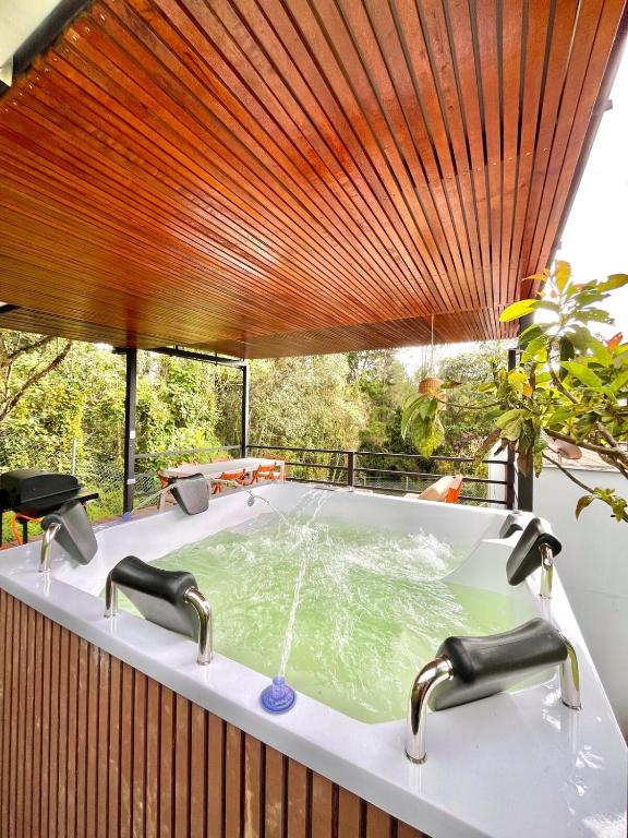 Casa Moderna en el Bosque Jacuzzi y Deck Privado - 2