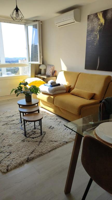 Studio Nimes - Clim - Wifi -Cuisine privatif - parking privé - salle de bain commune- balcon - 5