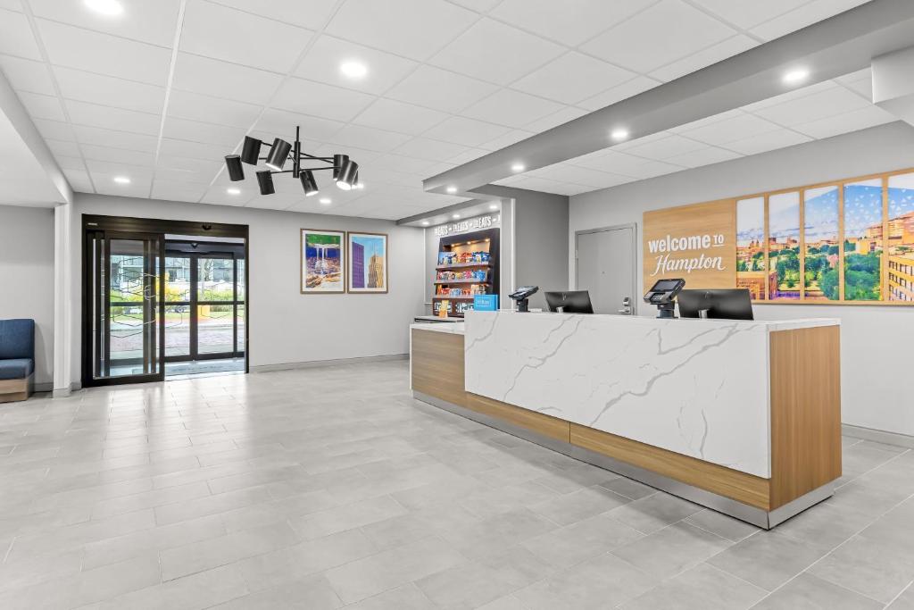 Hampton Inn Akron/Fairlawn フロント・ロビー