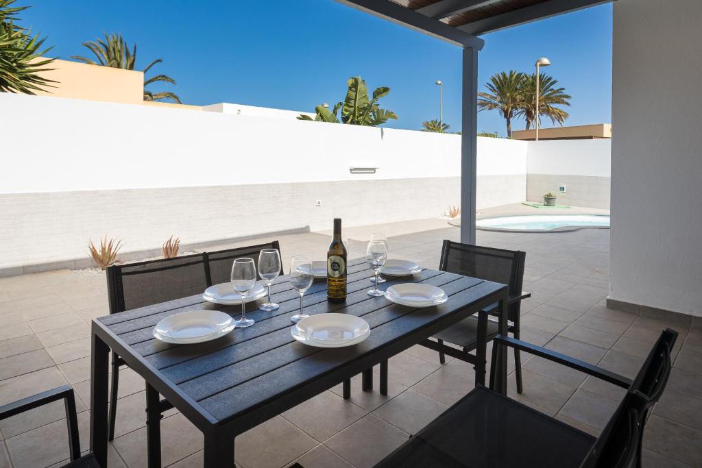 Home2Book Bright Villa with Pool, Corralejo - 2