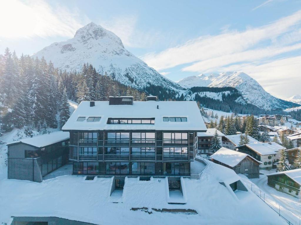 New Hotel Kristberg in Lech with SPA, outdoor pool and view - 3
