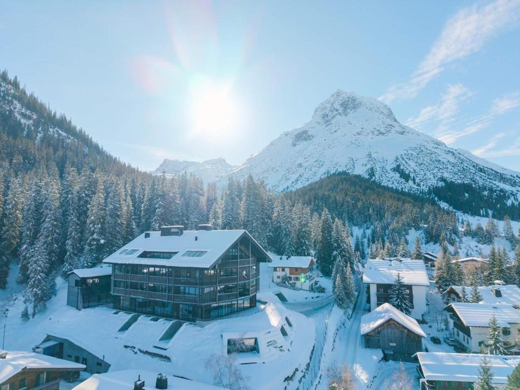 New Hotel Kristberg in Lech with SPA, outdoor pool and view - 1