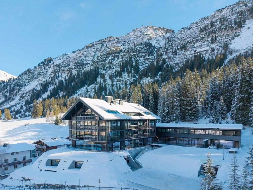 New Hotel Kristberg in Lech with SPA, outdoor pool and view - 2