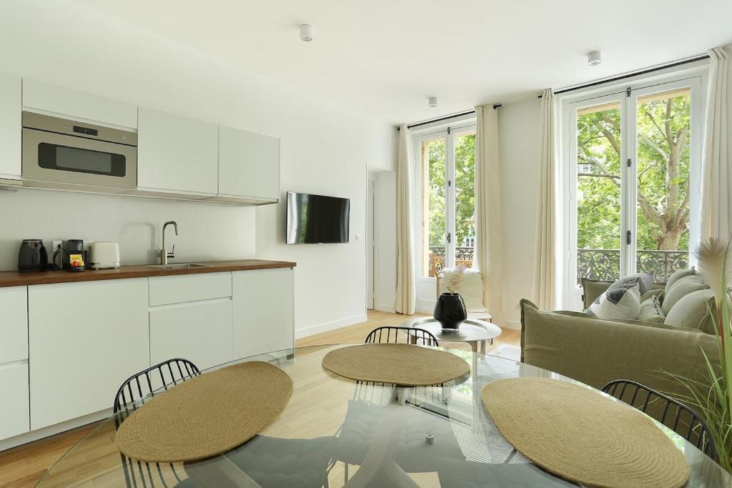 Apartment Center of Paris by Studio prestige - 3