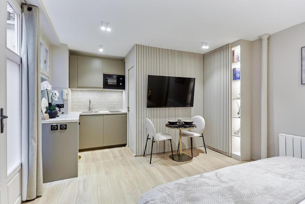 Studio Center of Paris by Studio prestige - 2