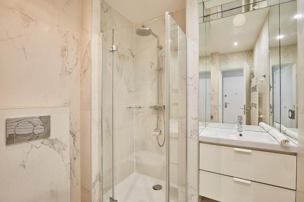Studio Eiffel Tower by Studio prestige - 4