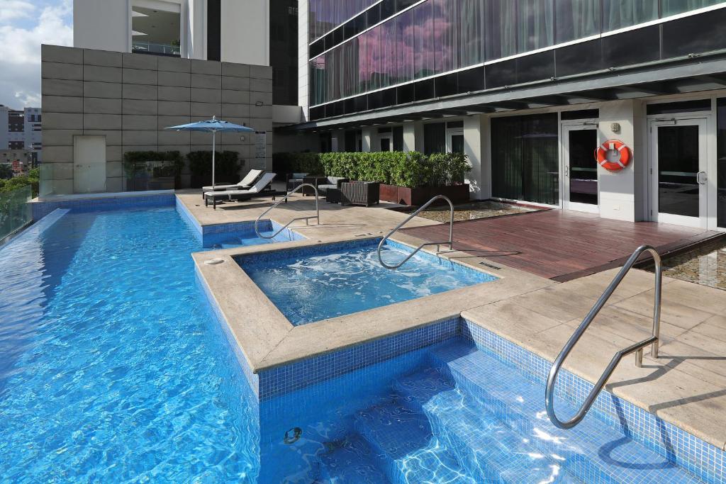 スイミングプール