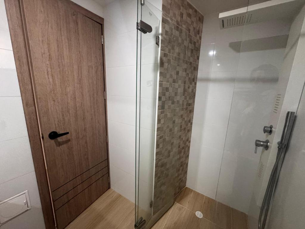 Hermosa habitación en la zona T de la ciudad con acceso a baño privado ,cocina, sala y comedor - 2