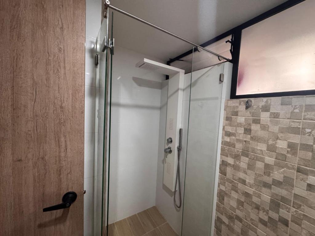 Hermosa habitación en la zona T de la ciudad con acceso a baño privado ,cocina, sala y comedor - 3