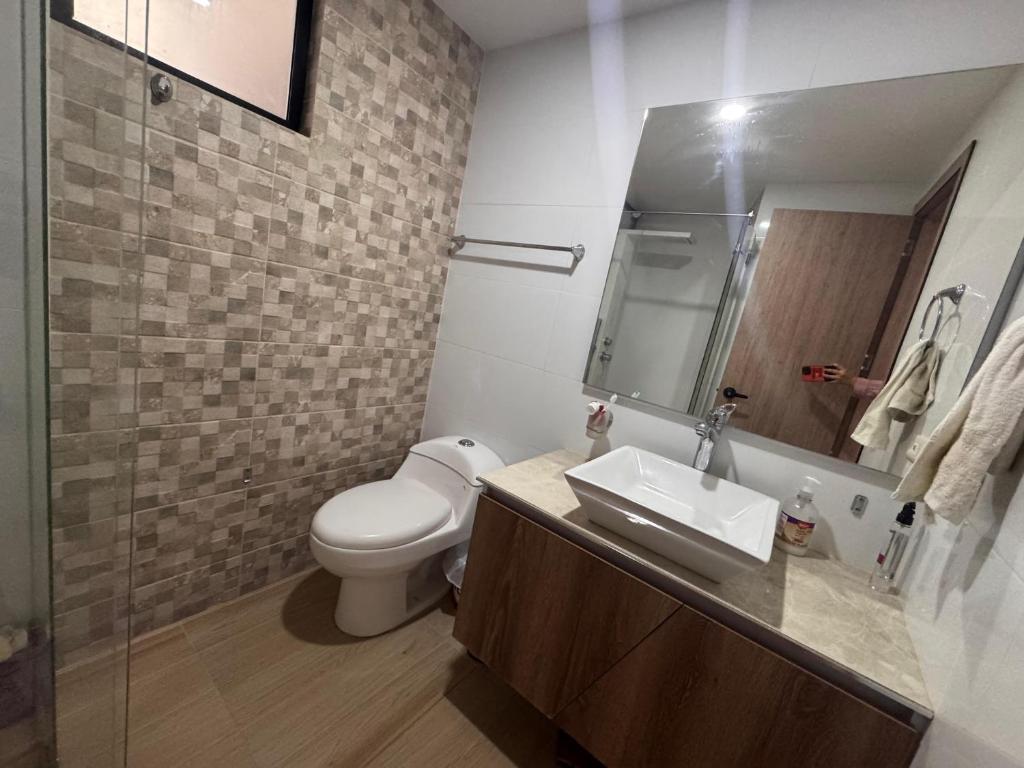 Hermosa habitación en la zona T de la ciudad con acceso a baño privado ,cocina, sala y comedor - 4
