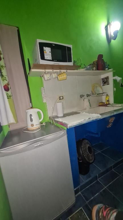 Habitación pequeña independiente con baño - 3