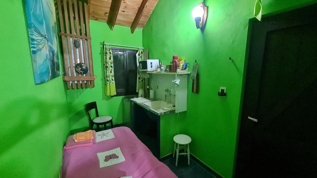 Habitación pequeña independiente con baño - 2