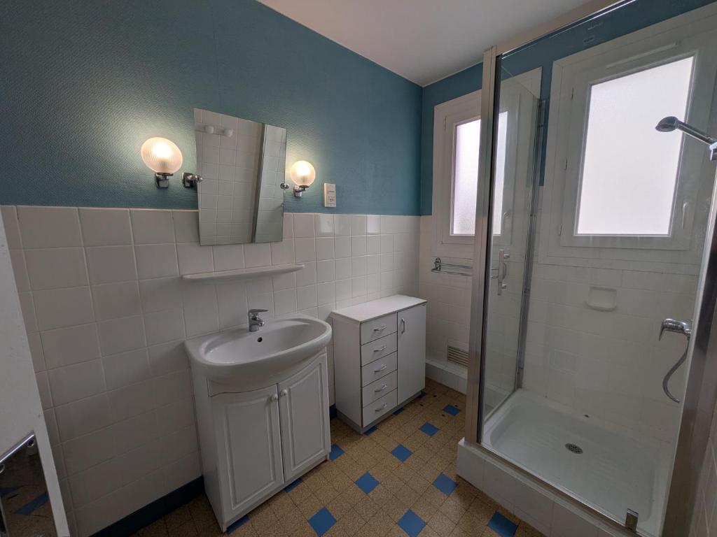 APPARTEMENT SPACIEUX à 60 M DE LA PLAGE location à la semaine du samedi au samedi - 5