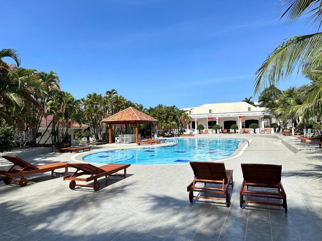Swimming pool, HAWAII RESORT PHU QUOC in Phu Quoc Island