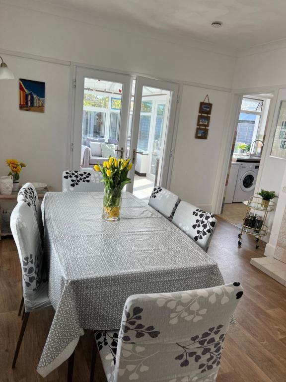 Seaside Getaway 3 Bedrooms, Poole photo 3