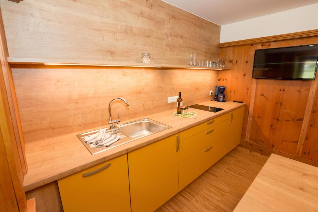 Kitchen, Apart Falkneralm in Langenfeld