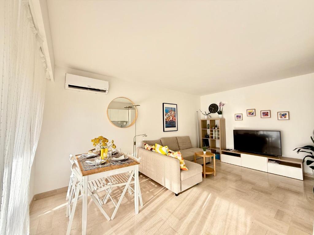 Cozy 1 bedroom apartment Antibes Juan-les-Pins - walk to beaches, restaurants, old town - 2