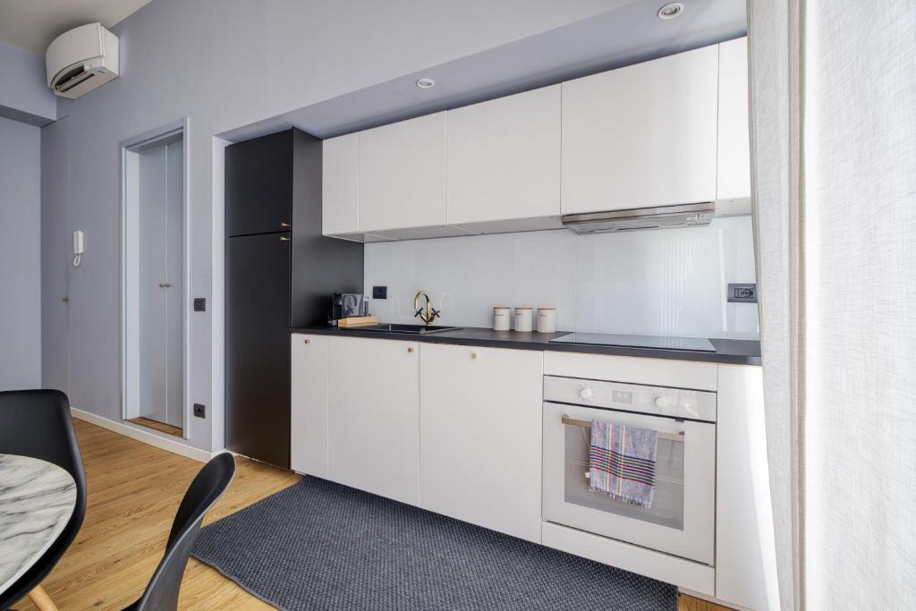 Just Urban Stays - Chic & Stylish apt in City Center - 1 min M2 Metro - 4