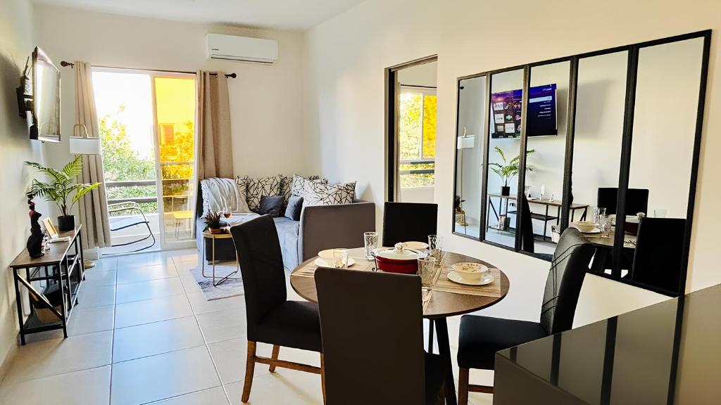 Departamento moderno con alberca ideal para una escapada cómoda - 1