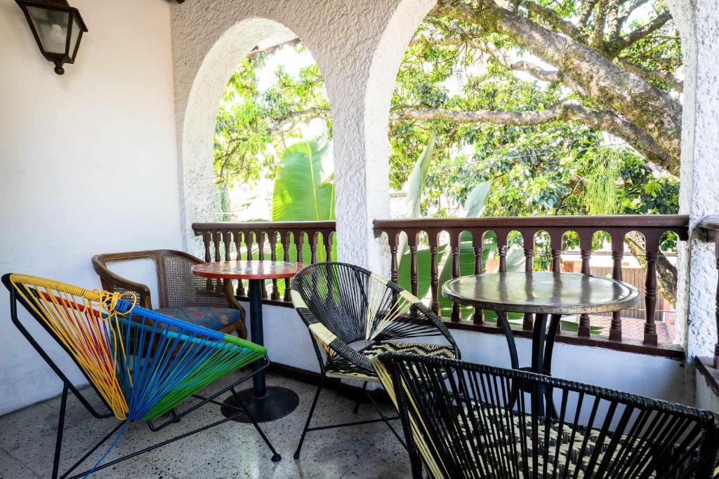 Bright Colonial 5BR House with Balcony - 3