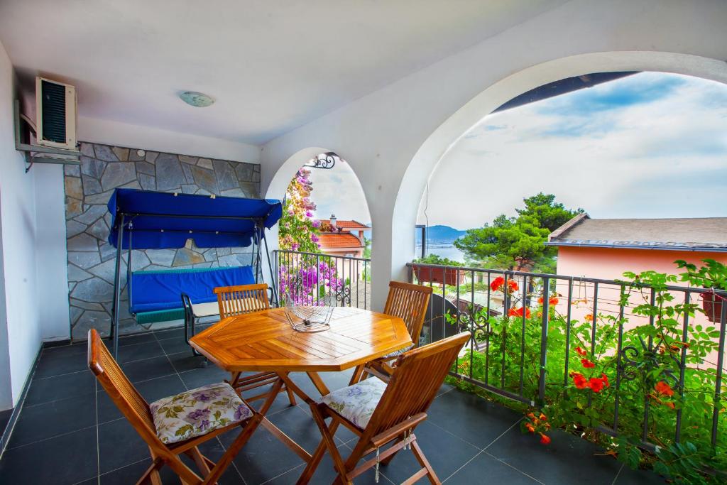 Apartments Pines — Hotel in Bar