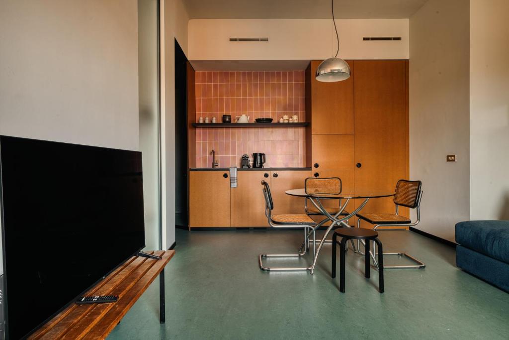 Just Urban Stays - Chic Retro 1BR Apartment -10 min by tram to Duomo - 4