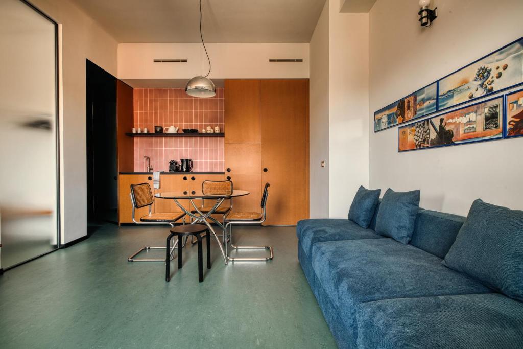 Just Urban Stays - Chic Retro 1BR Apartment -10 min by tram to Duomo - 5