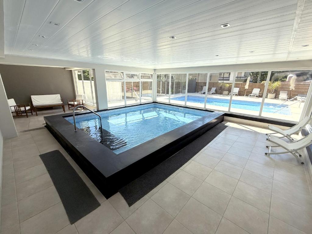 Departamento con Pileta Climatizada y Cochera en Pinamar - 5
