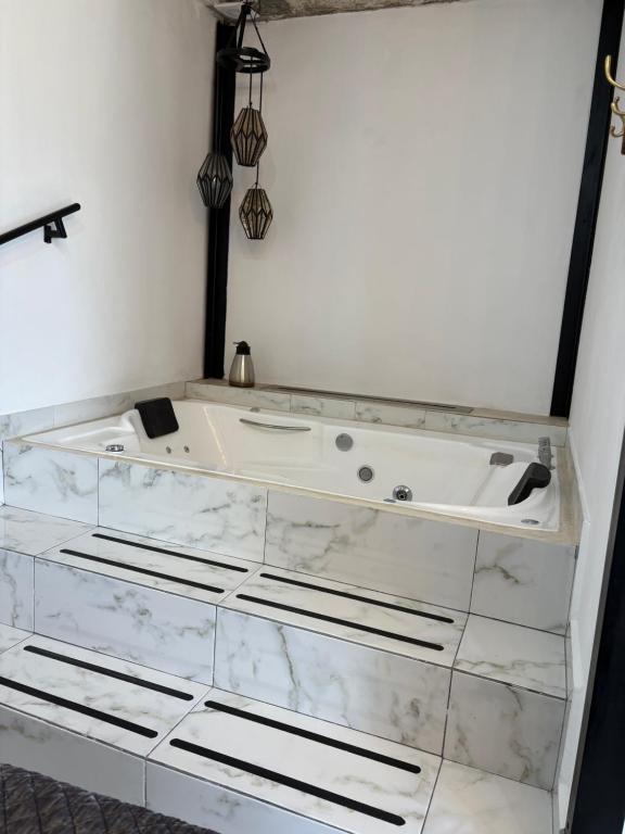 Secrect Jacuzzi Studio - 2