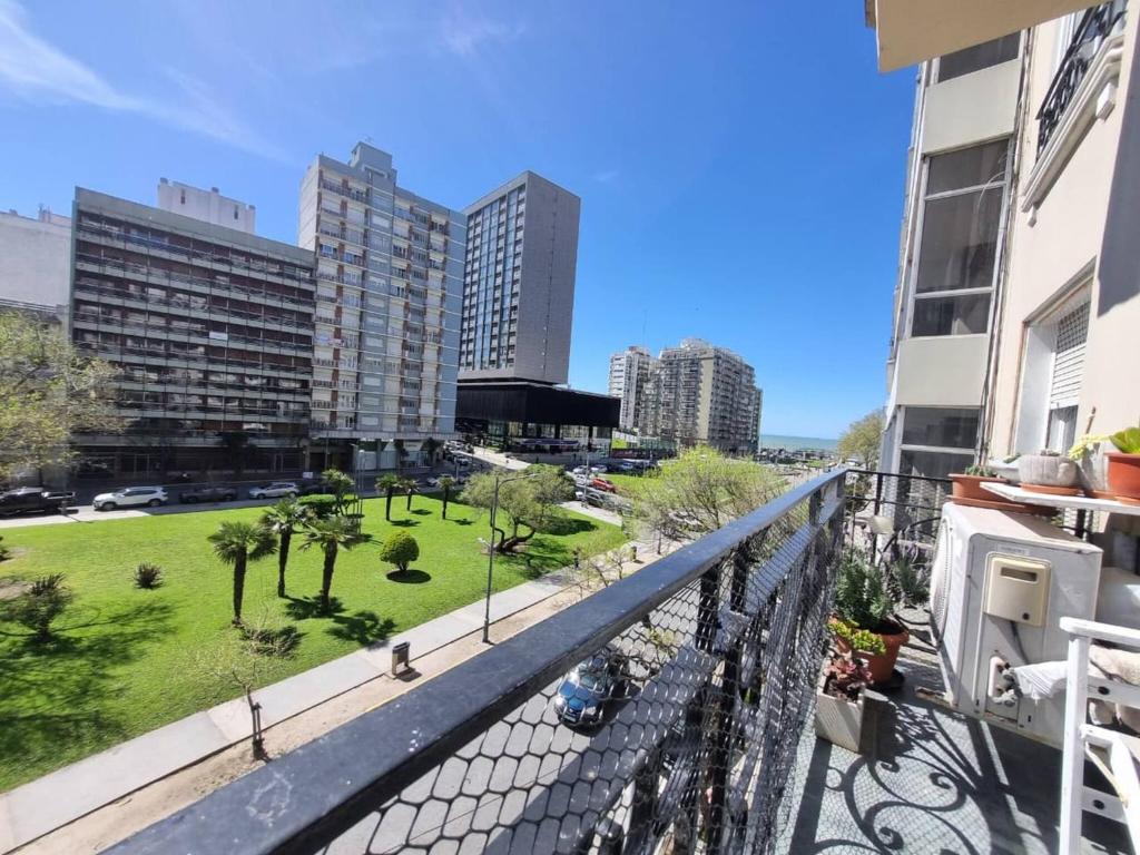 Vista a la Plaza Dpto Cris Aloha Host - 4