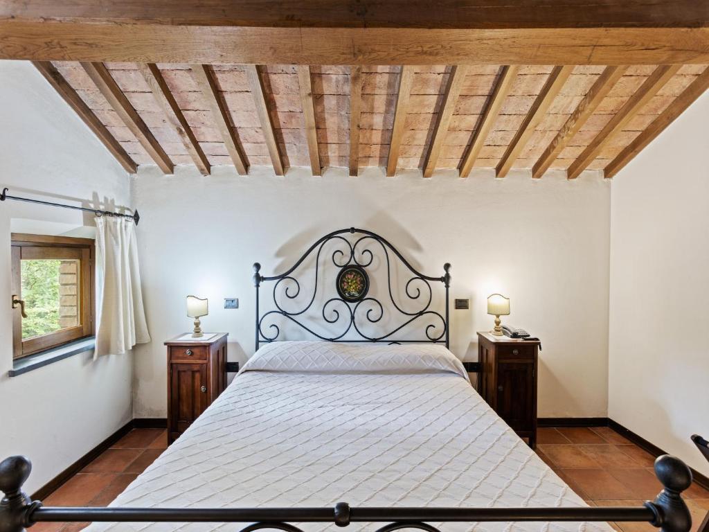 House in Umbria with Pool & Garden Views - 4