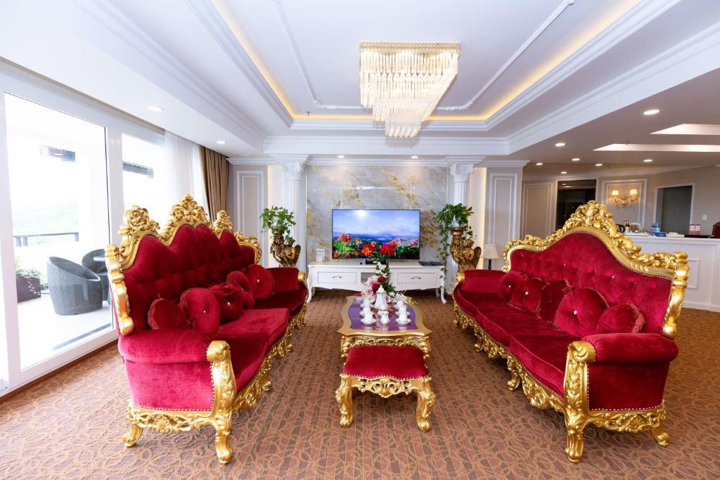 Shared lounge/TV area