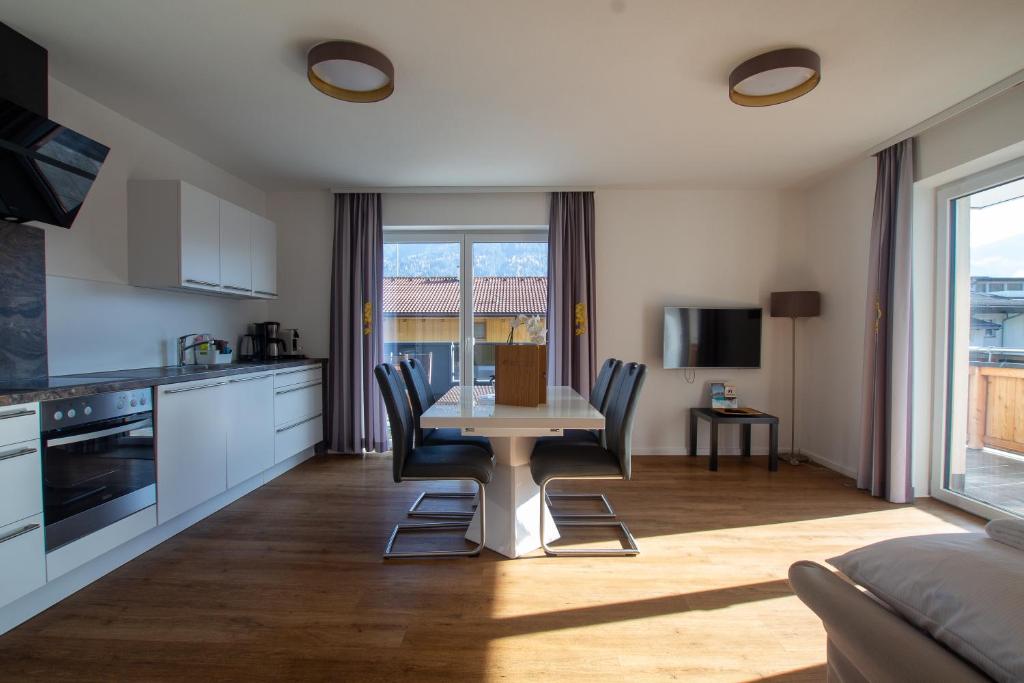 Kitchen, Panorama Apartments - Steinbock Lodges in Zell Am See