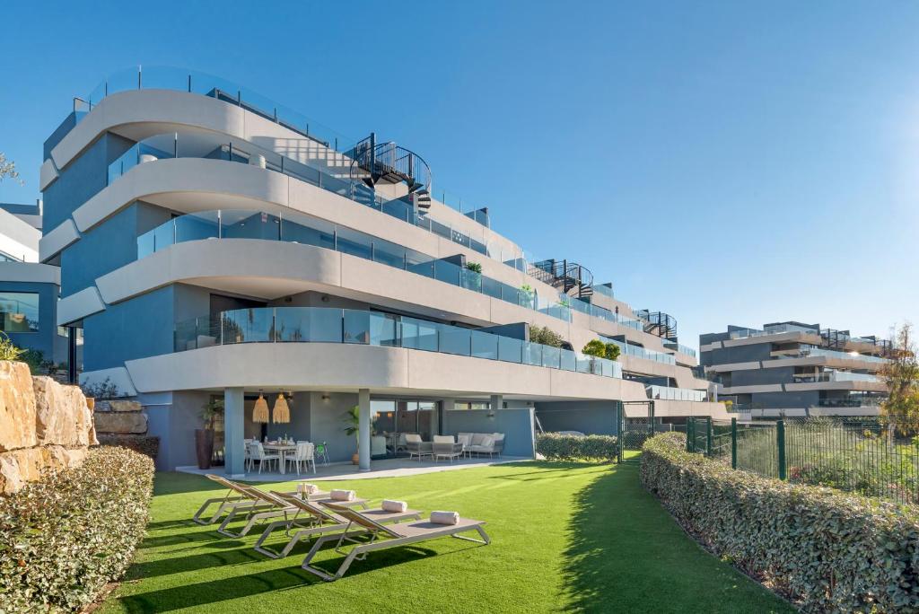 Luxury 3BR Apartment with Private Terrace - 1