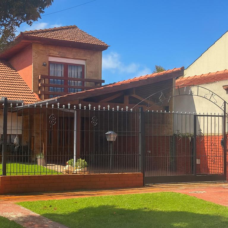 Casa Familiar con pileta y parrilla Punta Mogotes - 2