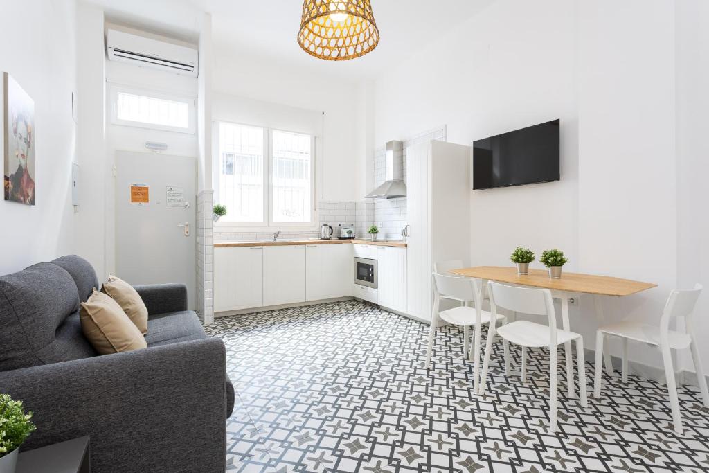 Holidays2Malaga Picasuss Loft New Built Close Huelin Beach and Promenade - 2