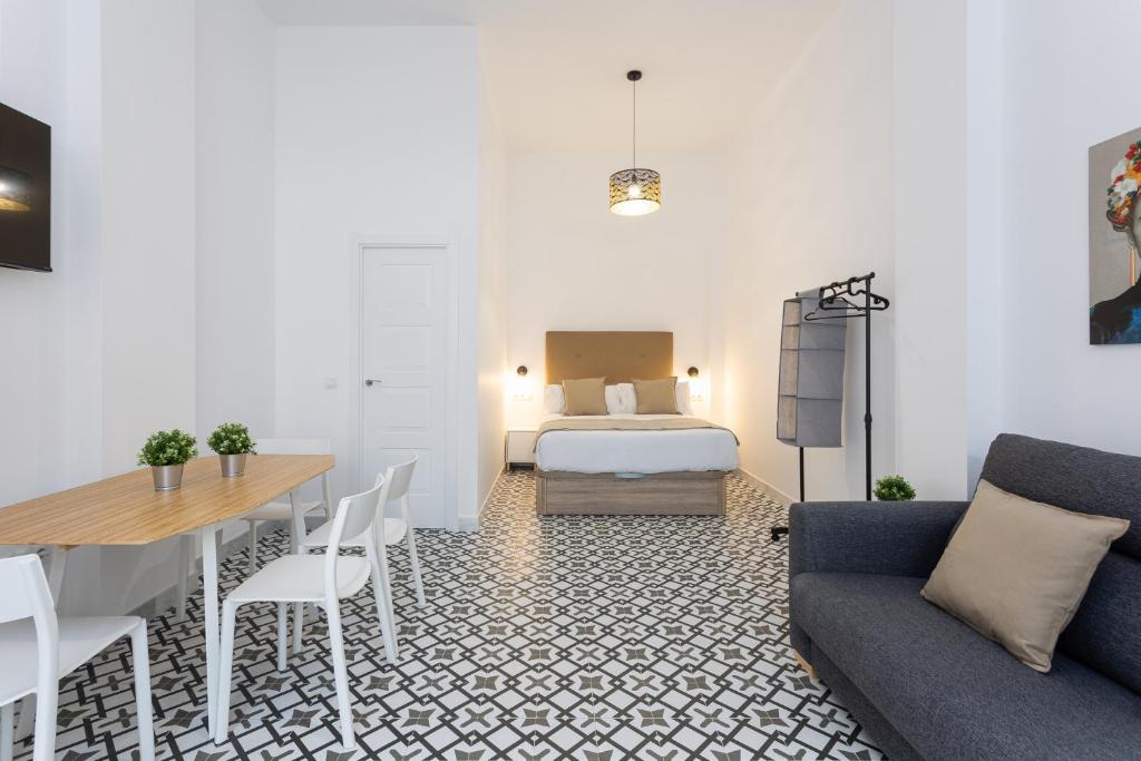 Holidays2Malaga Picasuss Loft New Built Close Huelin Beach and Promenade - 5