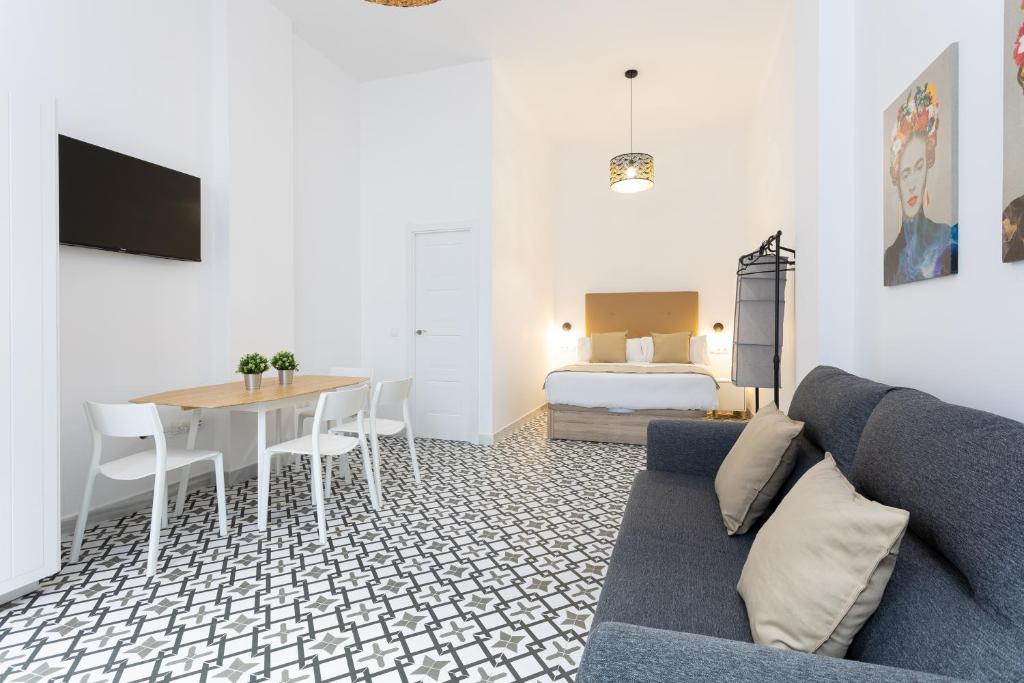 Holidays2Malaga Picasuss Loft New Built Close Huelin Beach and Promenade - 4