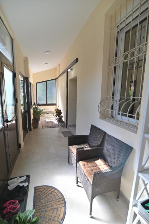 Botanical Hideout - Near City Center & Free Parking - 2