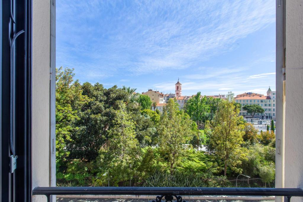 GRAND HÔTEL Golden Square 3 min to Beach Green Corridor View AC - 4