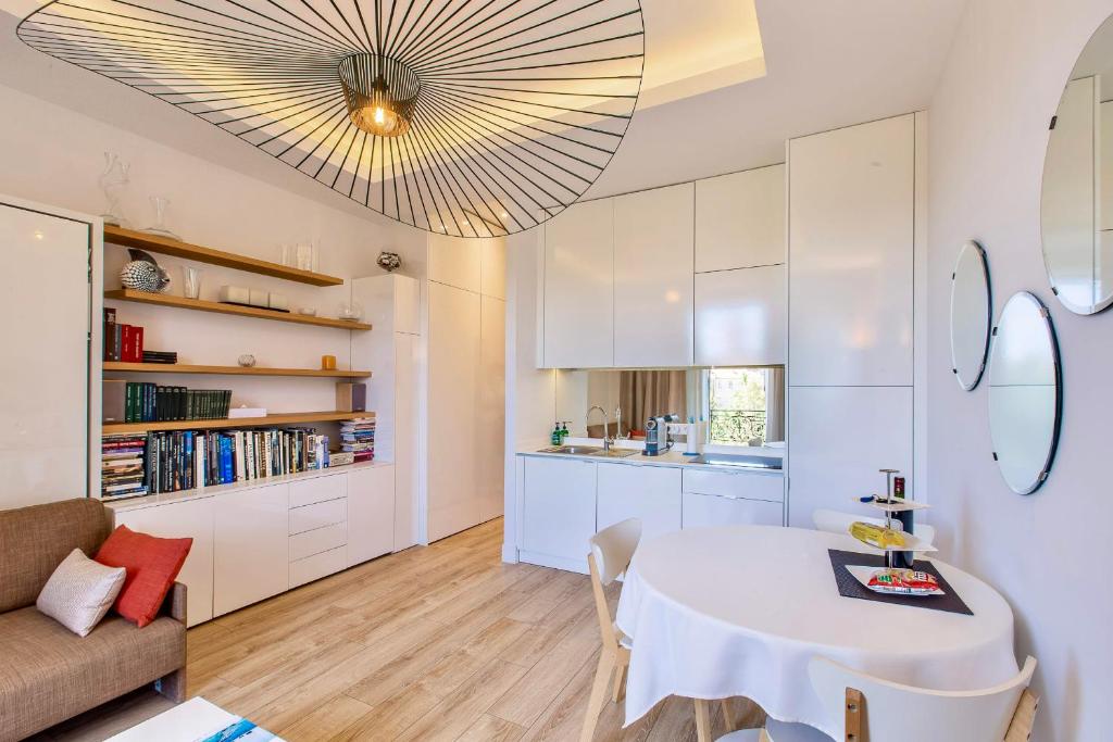 GRAND HÔTEL Golden Square 3 min to Beach Green Corridor View AC - 5