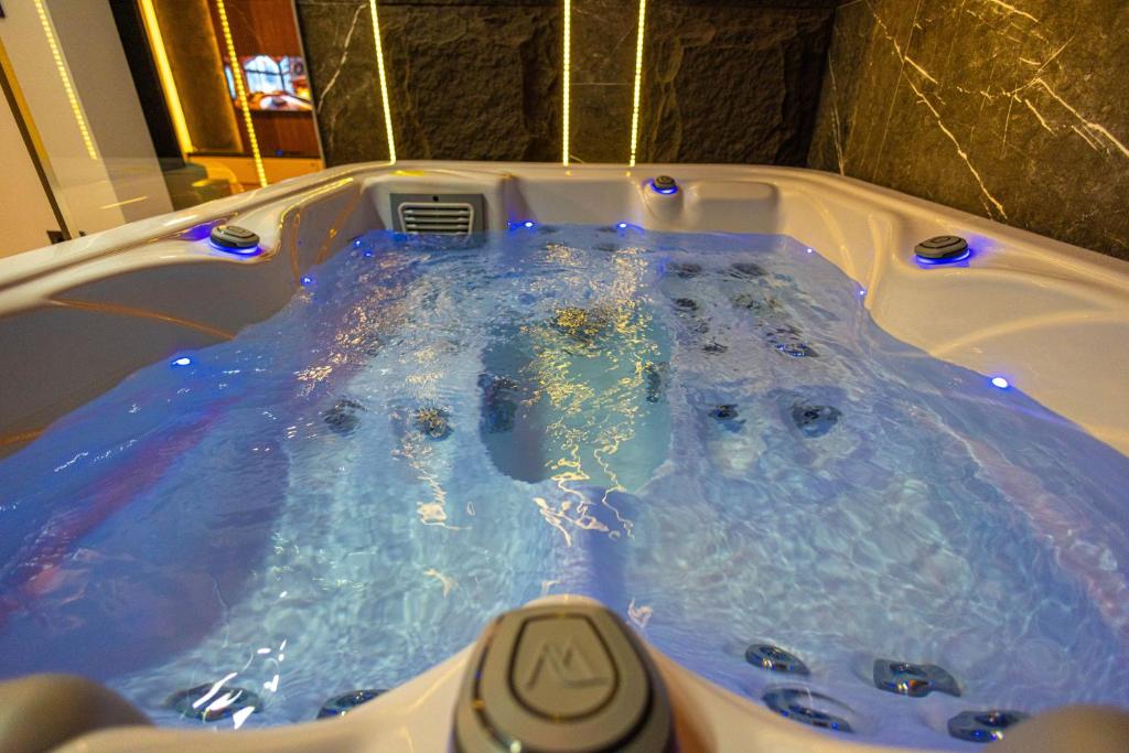 Moon Apartment Belgrade - private Jacuzzi - 3