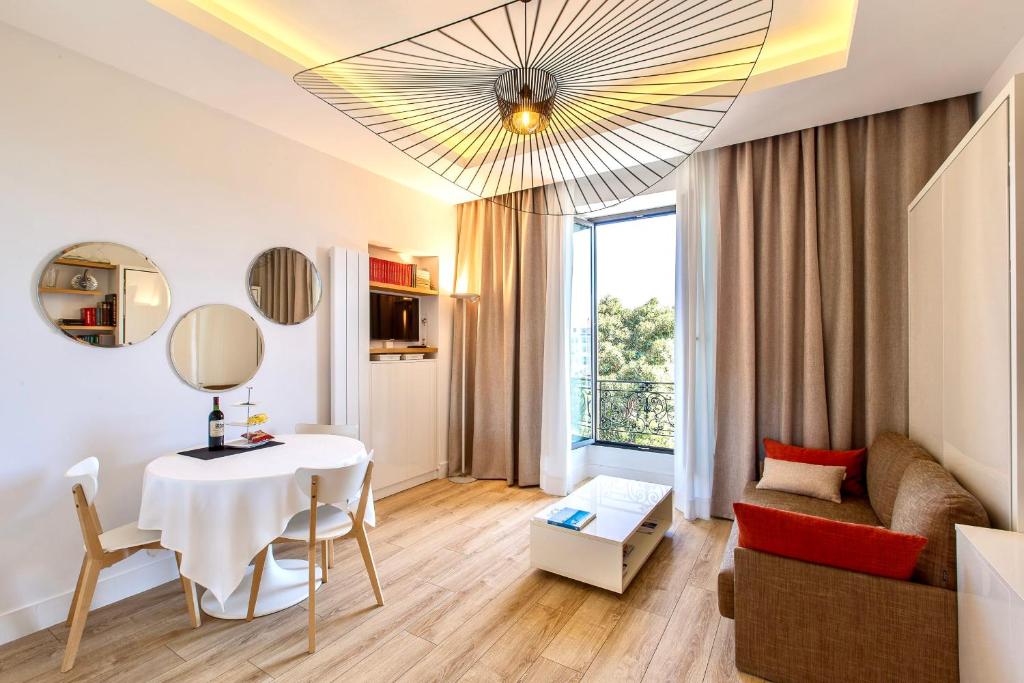 GRAND HÔTEL Golden Square 3 min to Beach Green Corridor View AC - 2