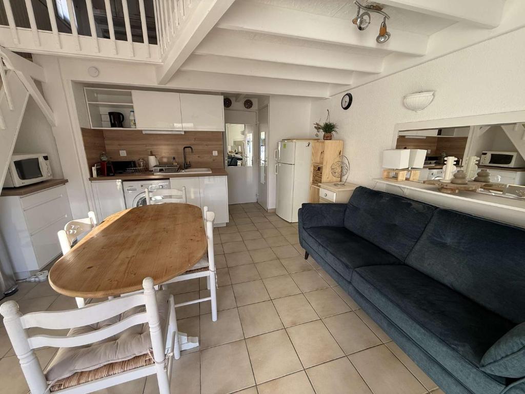 Jolie Maison d'angle rénovée , 5 personnes, séjour climatisé, résidence avec piscine commune , à 400 m de la plage de PORTIRAGNES LRJP132 - 2