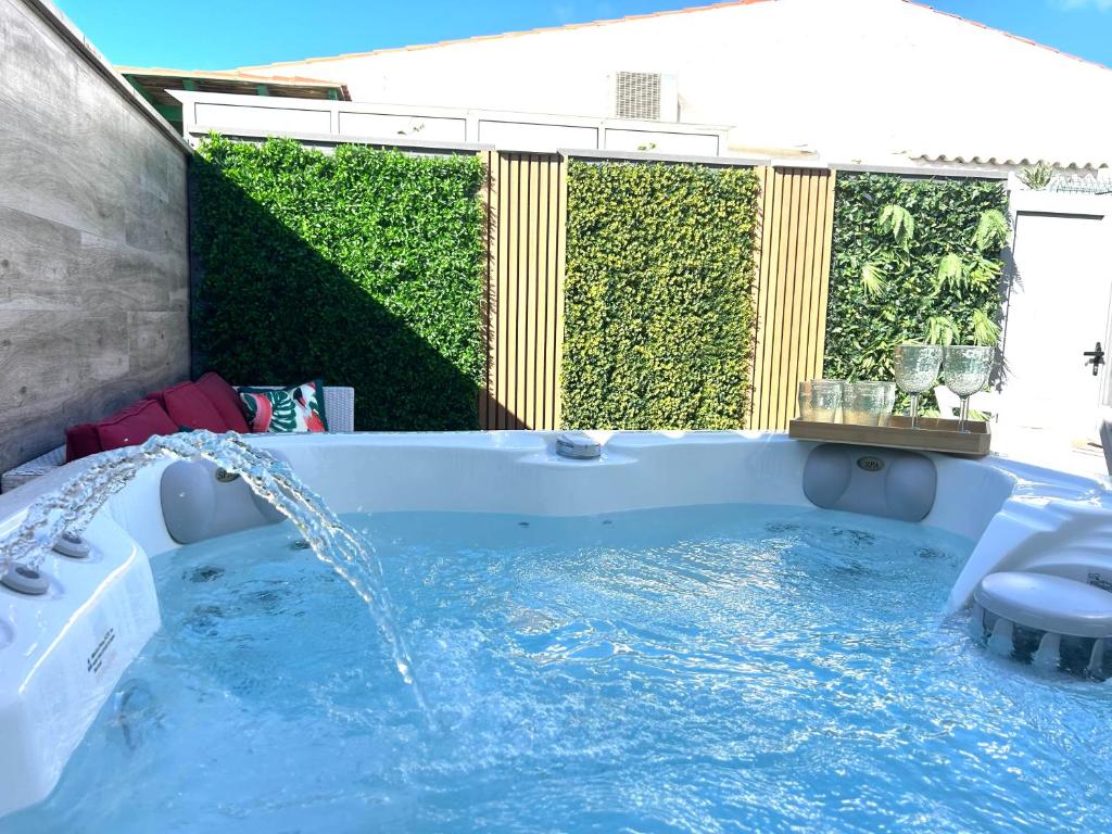 Oasis Beach Home II - Your Private Retreat with Jacuzzi - 2
