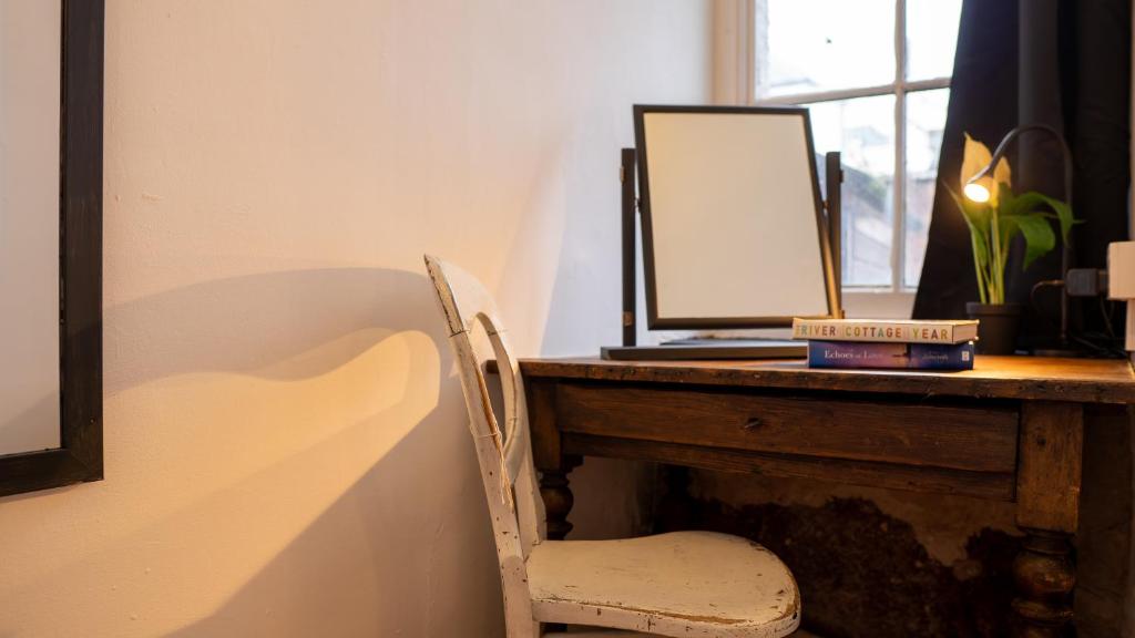 NEWLY Refurbed - Large Studio Apt With Private Parking photo 8