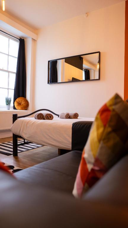 NEWLY Refurbed - Large Studio Apt With Private Parking photo 7