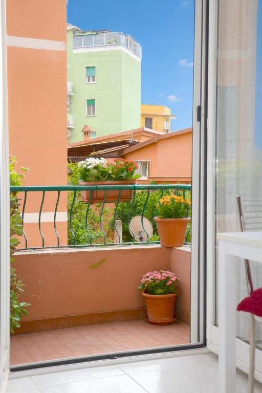 Bright apartment with balcony near Metro A - 3